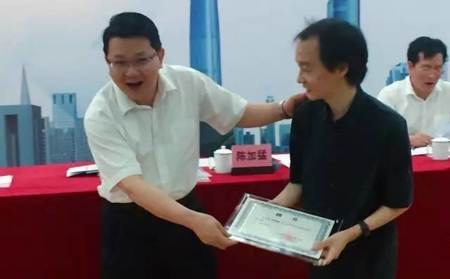 陳加猛區(qū)長為瀚華總建筑師、XAA建筑設計事務所主持建筑師冼劍雄先生頒發(fā)聘書.jpg